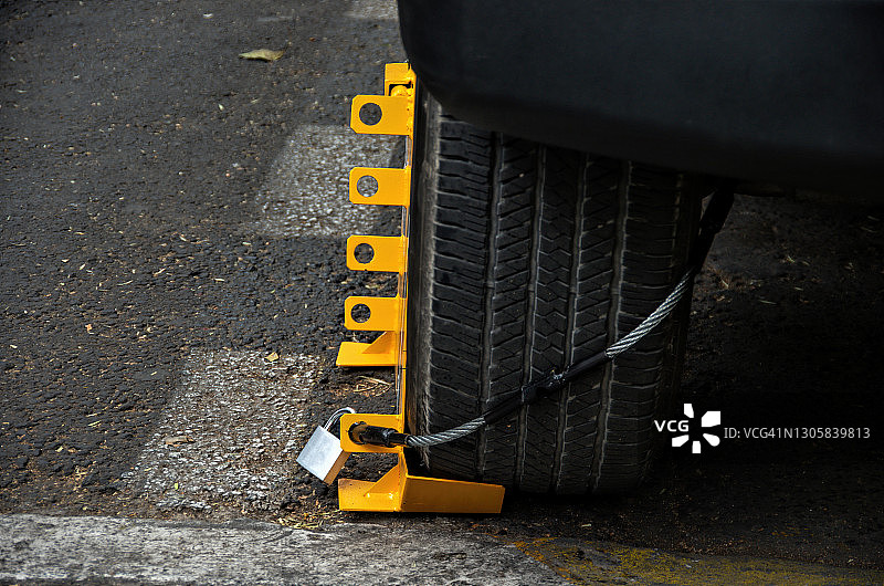 城市街道上被锁车轮的汽车图片素材