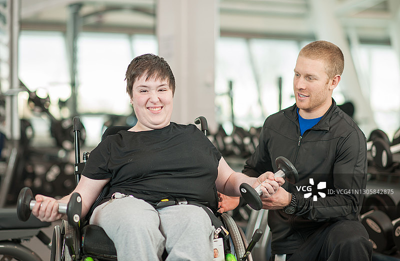 在健身房的残疾妇女的库存照片图片素材