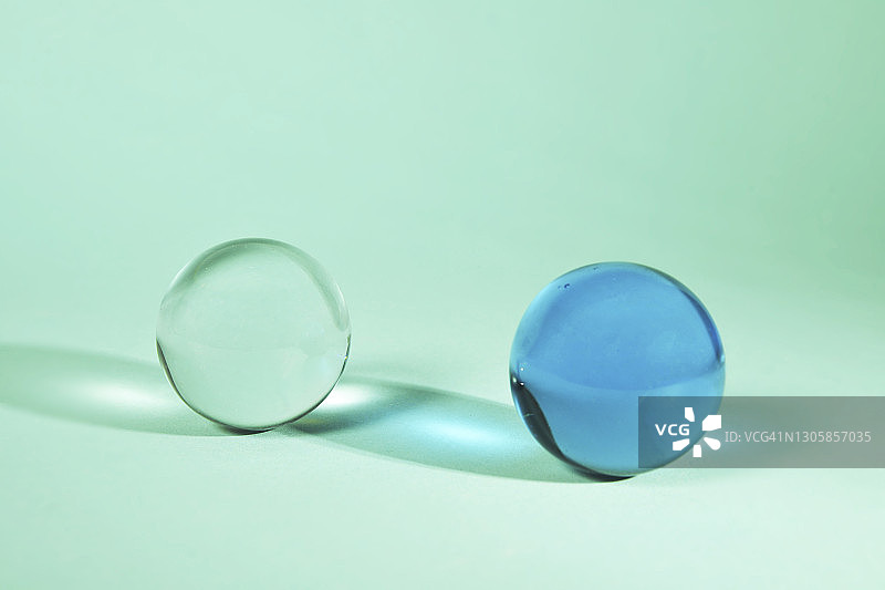纯色背景上的半透明光亮玻璃物体图片素材
