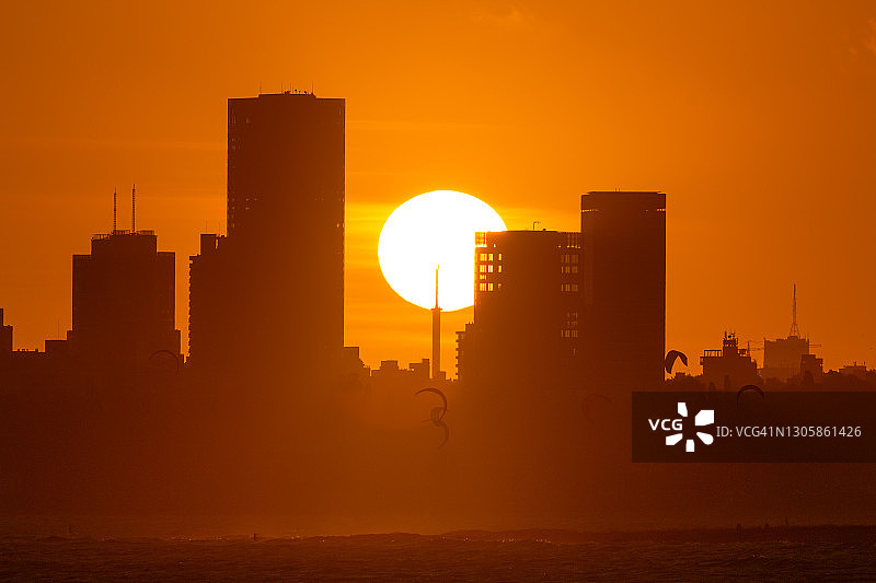 蒙得维的亚世界贸易中心大楼日落图片素材