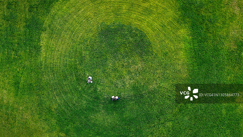 公园内的俯视社交距离图片素材