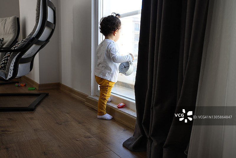 向窗外看的女婴图片素材