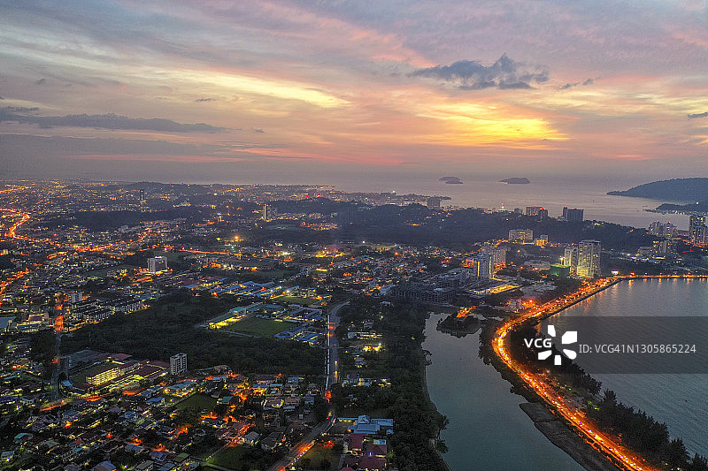日落后亚庇市的鸟瞰夜景图片素材