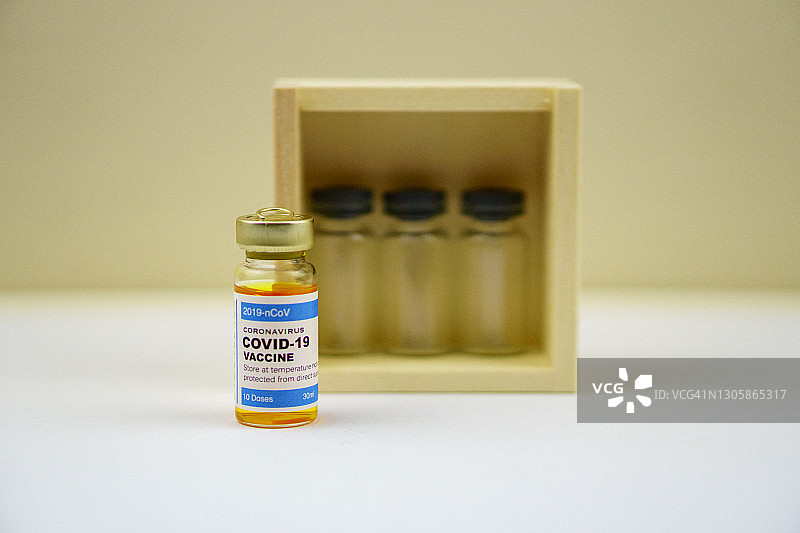 实验室中的麻疹、流感、冠状病毒、Covid-19疫苗透明液体小瓶图片素材