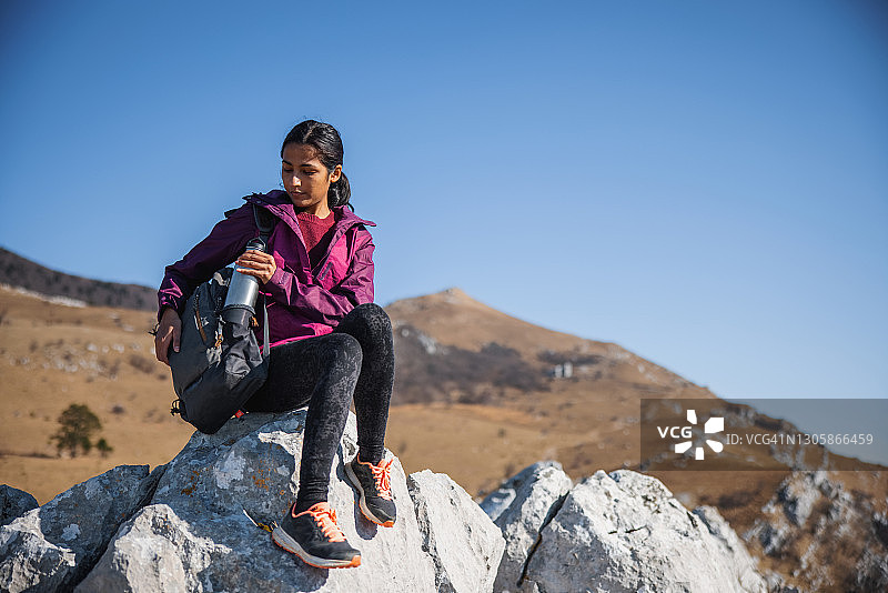 朋友们在徒步旅行时休息吃点心图片素材