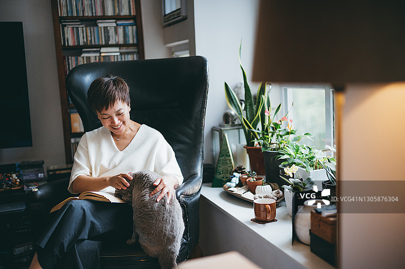 年长的女人放松时刻图片素材