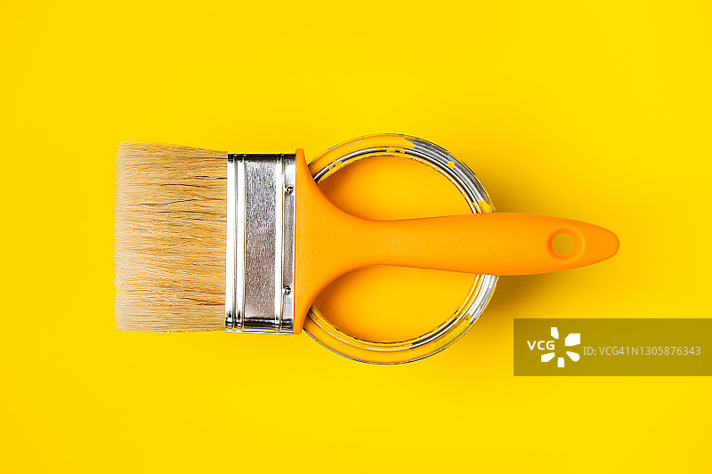 明黄色背景上用于翻新工程的油漆刷图片素材