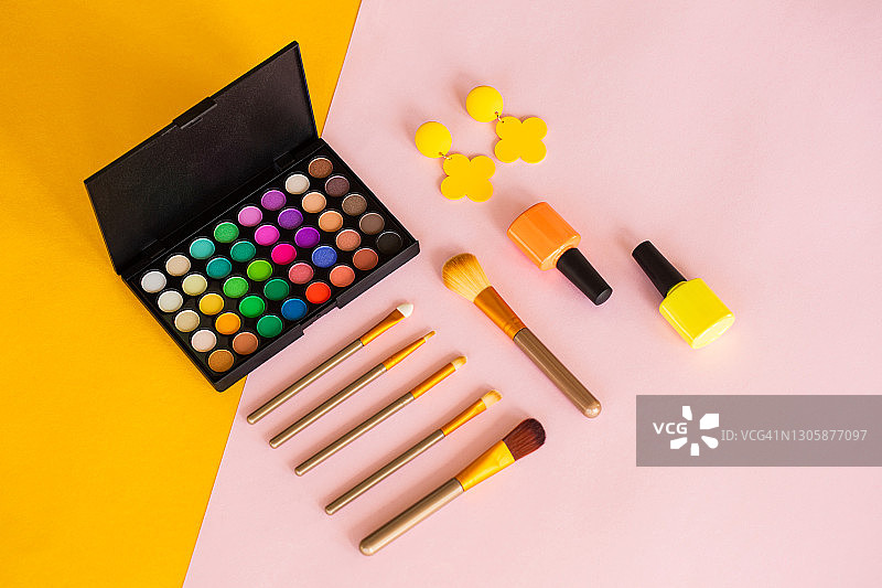 彩色眼影盘和化妆刷图片素材