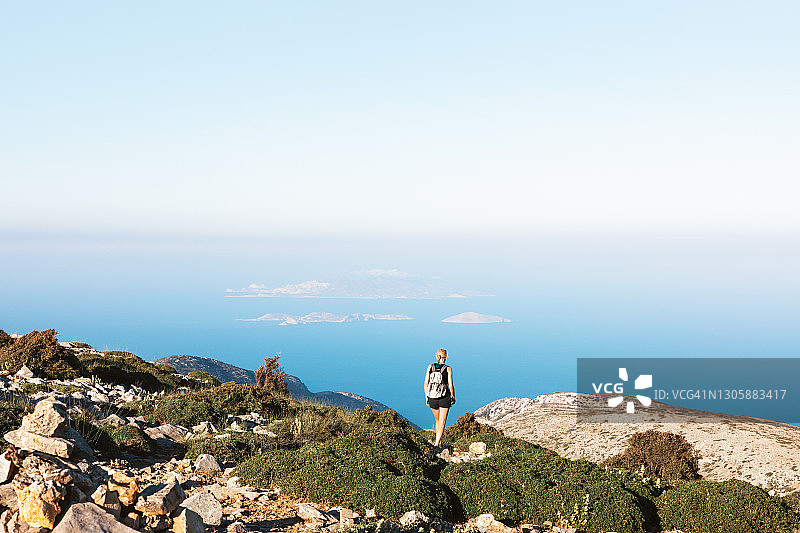 在纳克索斯岛徒步的女人图片素材