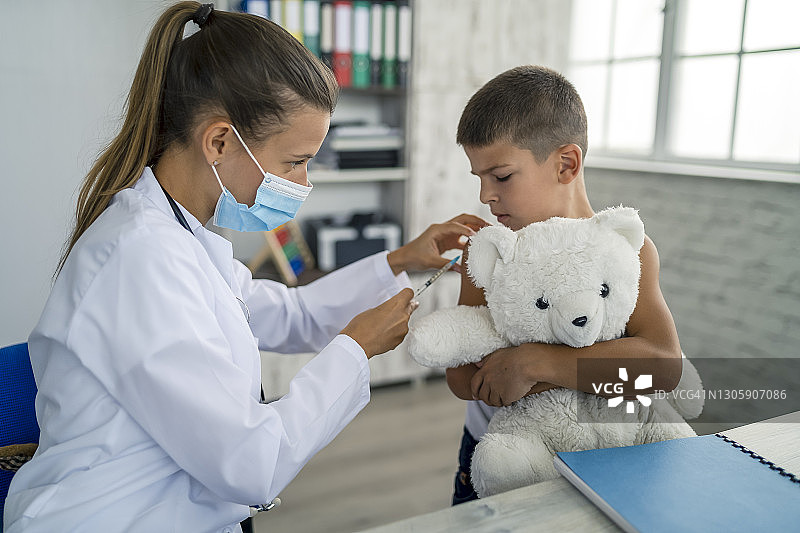 在诊所接种疫苗的可爱小男孩肖像图片素材