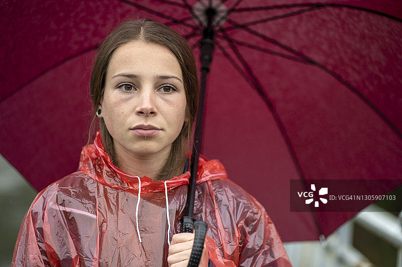 雨天里悲伤的少女图片素材