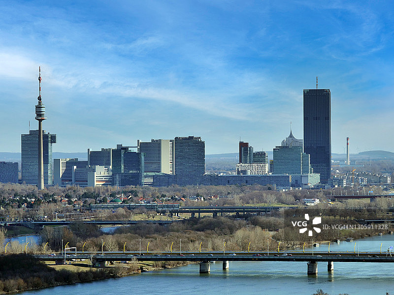 维也纳景观，奥地利，多瑙河畔的早春蓝天图片素材