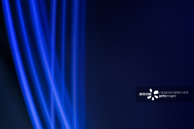 抽象的蓝色拱形图案在黑暗的背景。图片素材