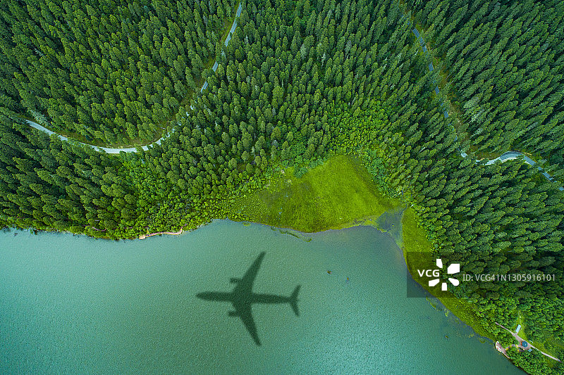 岛屿森林上方的飞机阴影，绿色概念图片素材