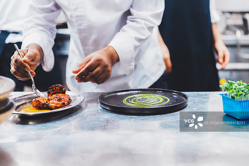 专业厨师摆盘烤鸡图片素材