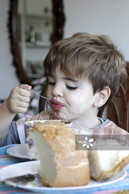 拿着一杯热巧克力的男婴图片素材