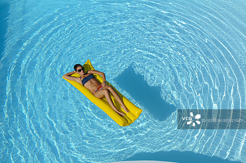航拍泳池中的女人图片素材