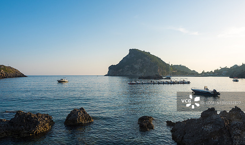 在金色夏日午后，漫步于希腊科孚岛的 Paleokastritsa图片素材