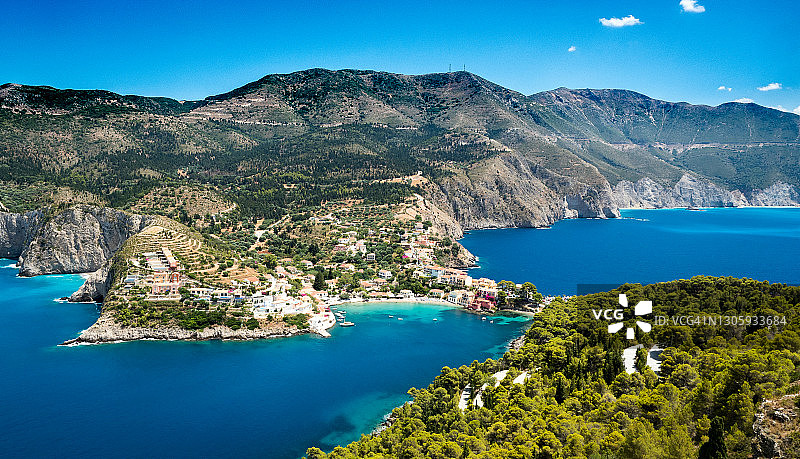 希腊凯法利尼亚岛上的阿索斯小镇海滩图片素材