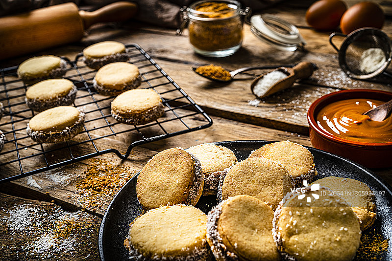 阿根廷传统牛奶焦糖夹心饼干图片素材