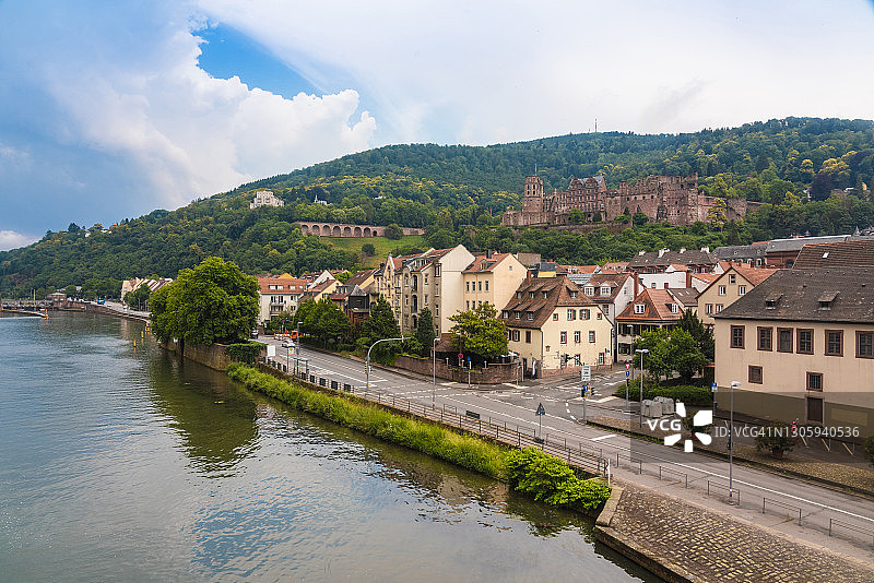 德国巴登-符腾堡州海德堡内卡河畔老城区建筑与城堡图片素材