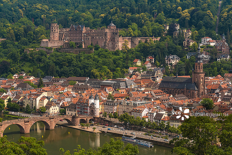 德国巴登-符腾堡州海德堡：海德堡城堡俯瞰老城区图片素材