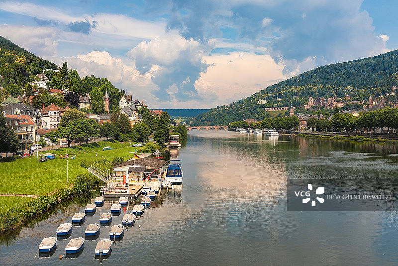 德国巴登-符腾堡州海德堡老城区Neuenheim郊区房屋前的脚踏船图片素材