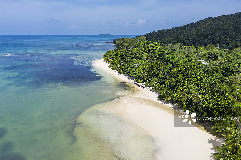 塞舌尔普拉兰岛拉齐奥海滩碧绿海洋航拍图图片素材
