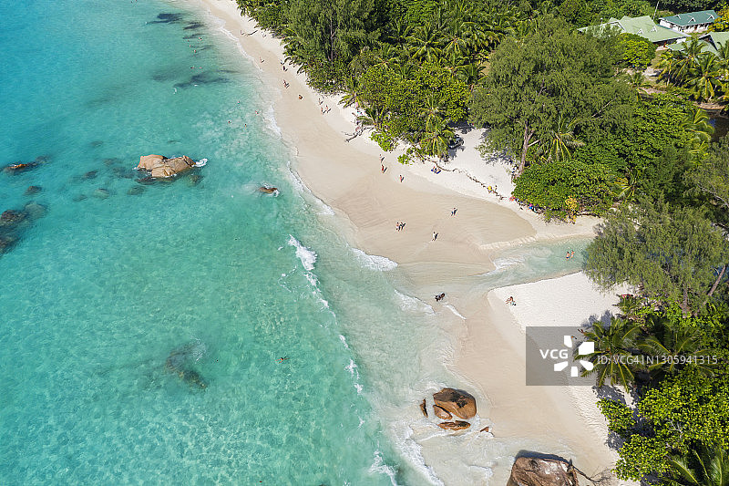 塞舌尔普拉兰岛拉齐奥海滩碧绿海洋航拍图图片素材