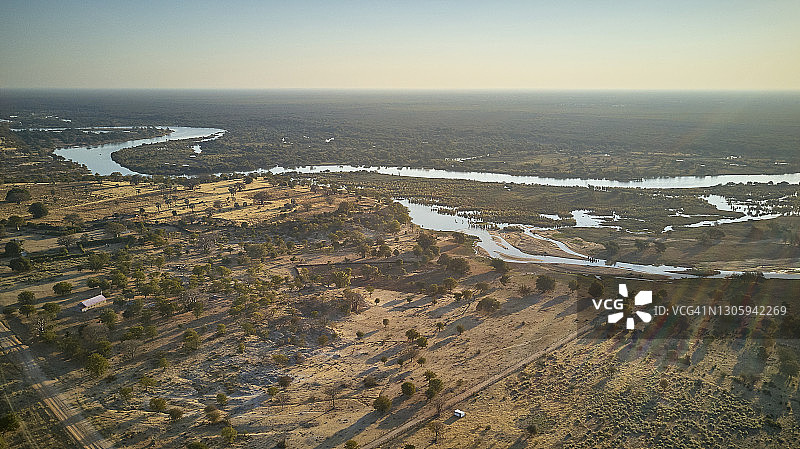 安哥拉库内内河区域日落时分的猴面包树鸟瞰图图片素材