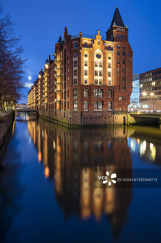 德国汉堡：夜晚的荷兰布鲁克弗利特运河图片素材