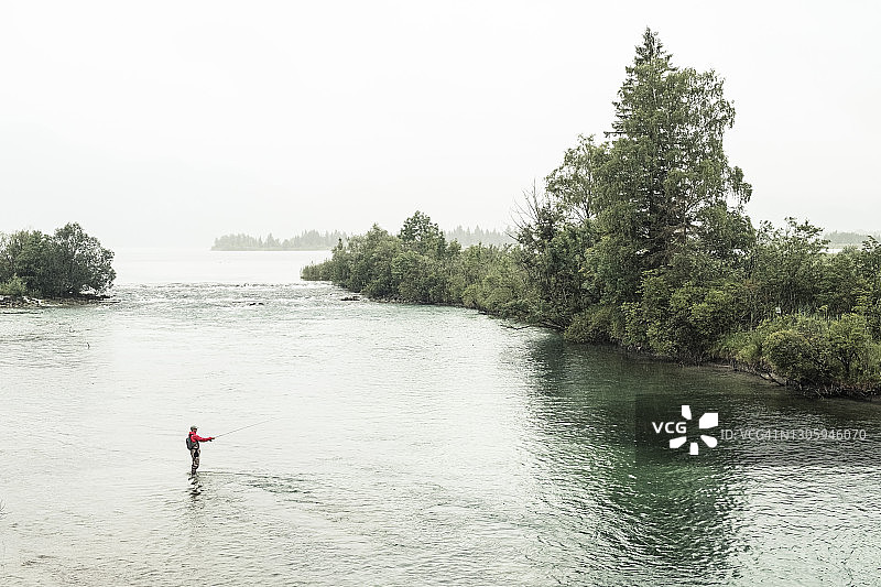 渔夫在德国巴伐利亚科赫尔湖的洛伊萨赫河中飞蝇钓图片素材