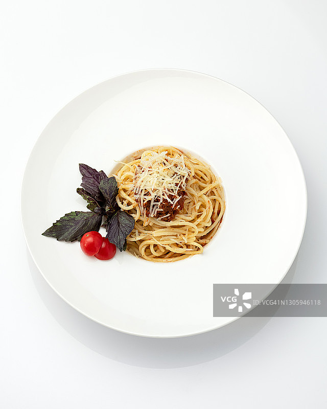 白色背景上的罗勒意面图片素材