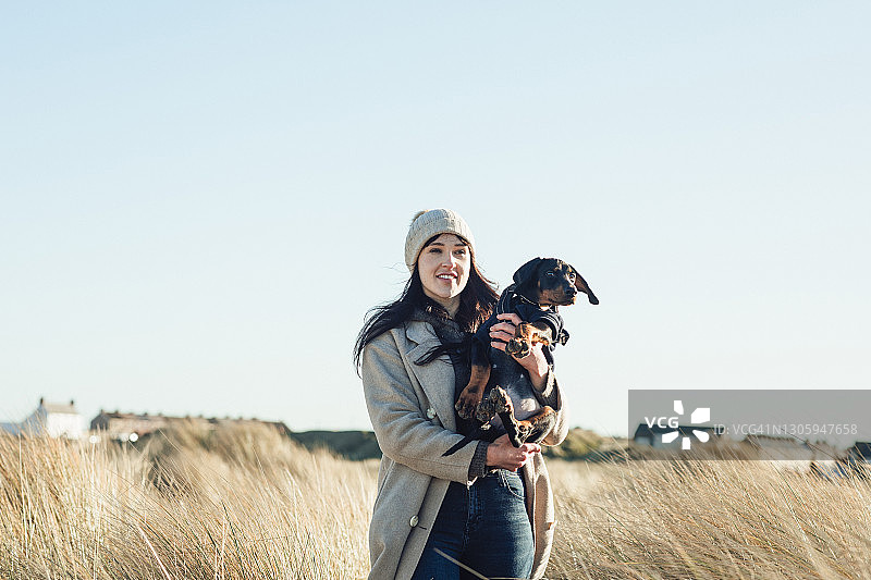 抱着小狗图片素材