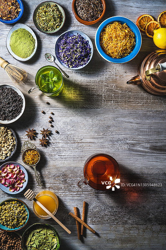 木制灰色桌板上的茶和草药图片素材