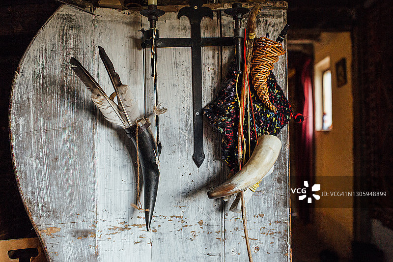 挂在墙上的带羽毛的动物角图片素材