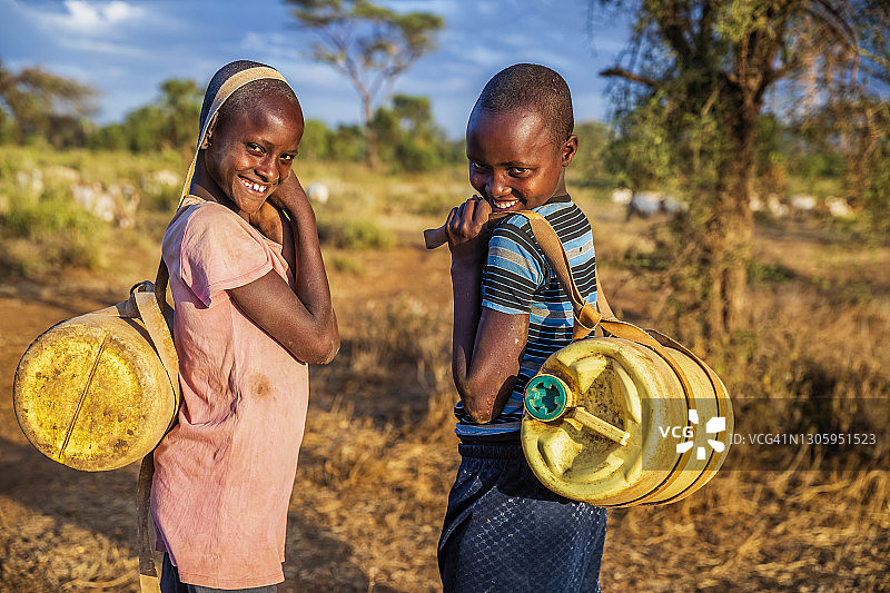肯尼亚东非，从井里取水的非洲儿童图片素材