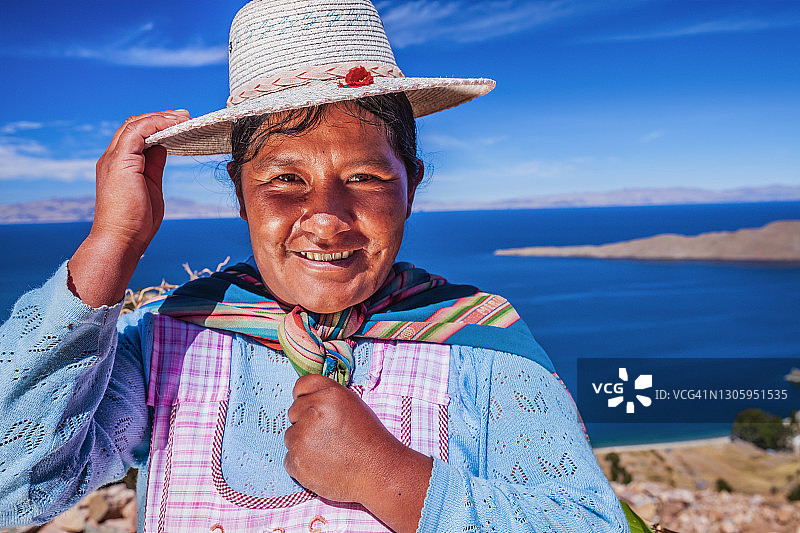 玻利维亚的的喀喀湖太阳岛艾马拉女人图片素材