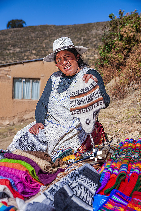 在玻利维亚太阳岛上售卖纪念品的玻利维亚妇女图片素材