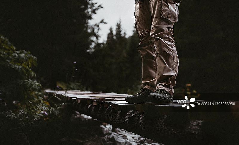 站在木桥上图片素材
