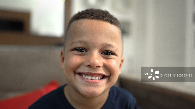 居家可爱男孩肖像图片素材