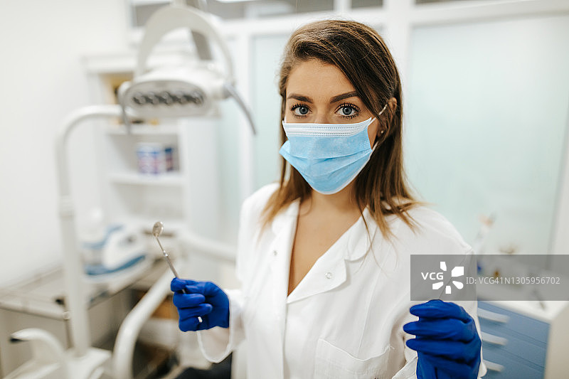 年轻女牙医在牙科诊所的肖像图片素材
