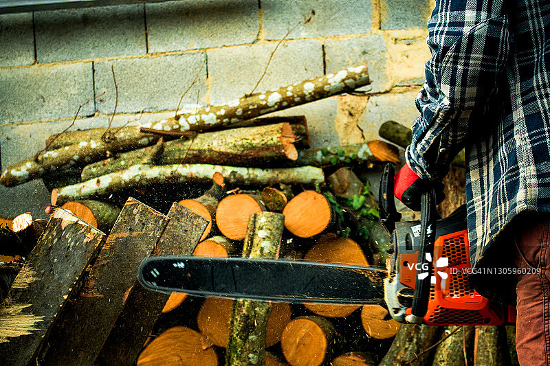 男子用油锯切割木头图片素材