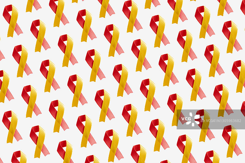白色背景上的许多红黄色宣传丝带图片素材