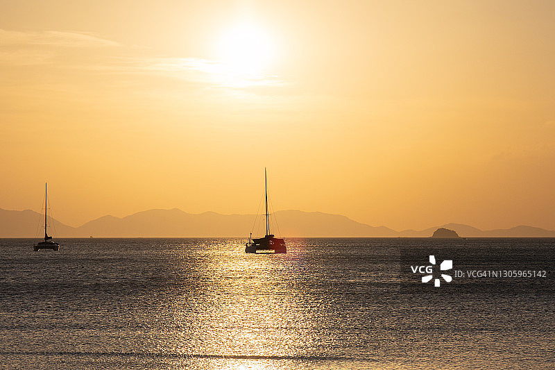 泰国甲米府莱利海滩：日落时分的莱利湾帆船美景图片素材