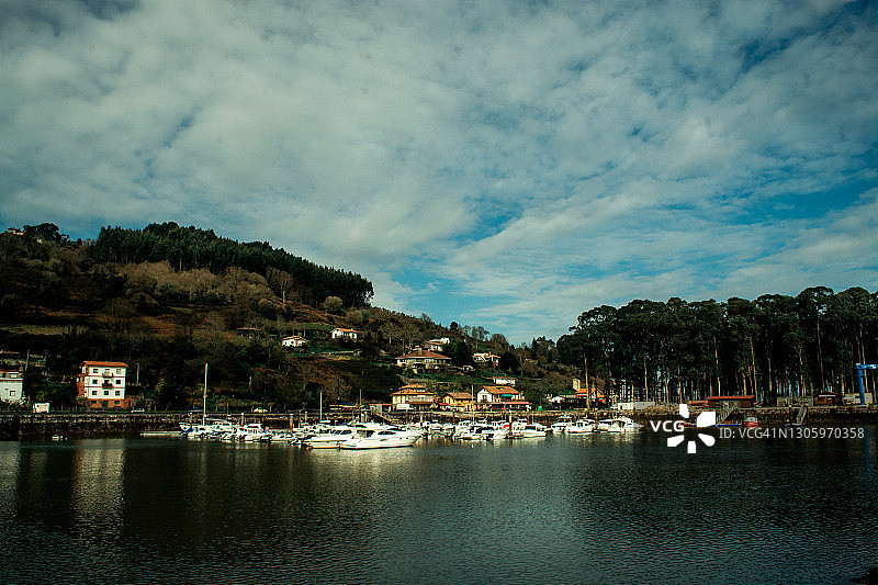 阿斯图里亚斯维拉维西奥萨的“埃尔蓬塔尔”码头图片素材