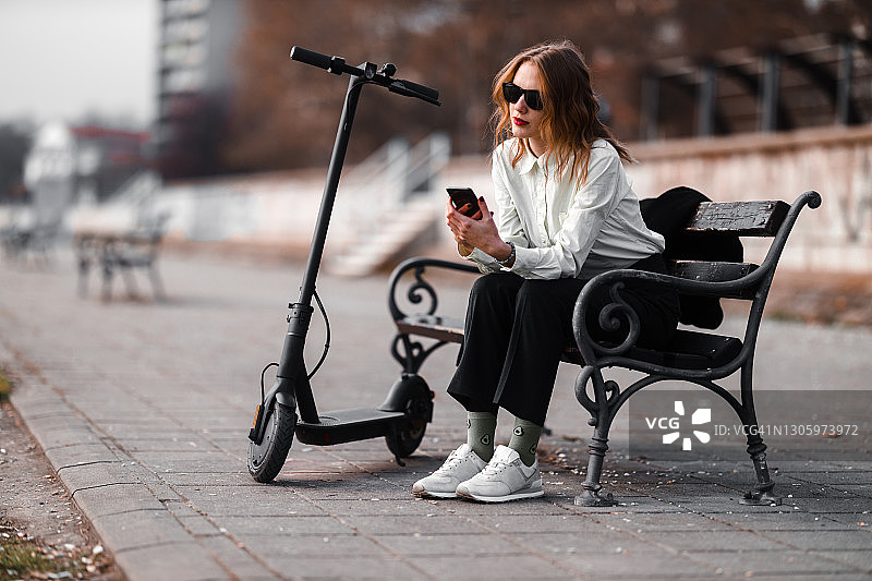 骑电动滑板车的年轻女人图片素材