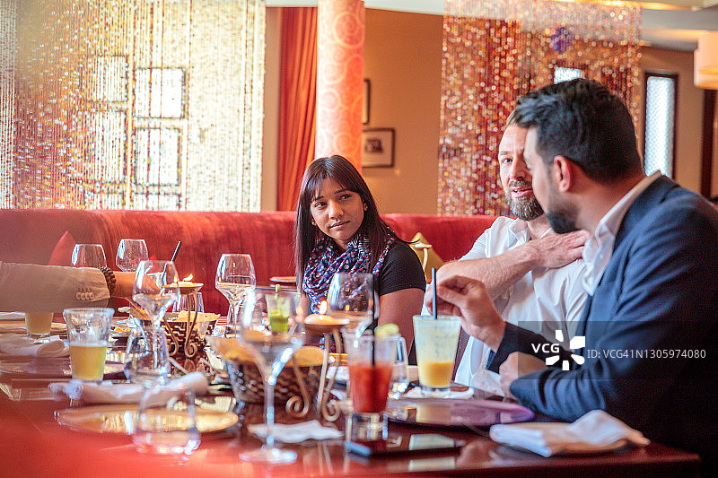 朋友们在印度餐厅的周末早午餐上八卦闲聊图片素材