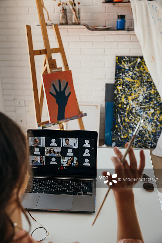 画家在家中视频会议绘画课图片素材