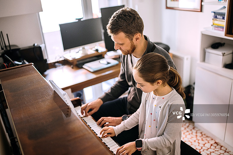 父亲教女儿弹钢琴图片素材